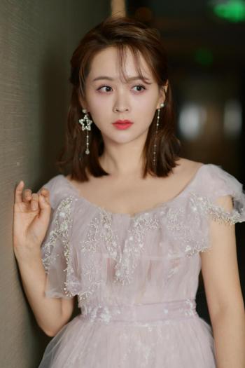 邓莎吊带白裙灵动俏皮写真图片  邓莎图片第4张