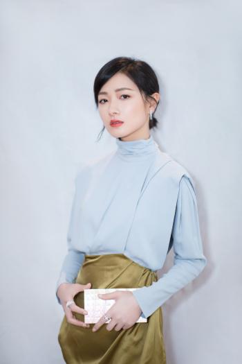 万茜OL装扮干练性感杂志写真图片第0张