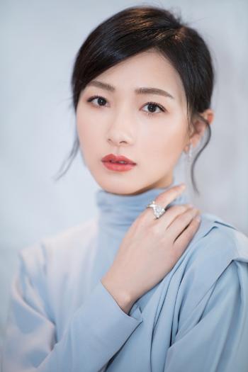 万茜OL装扮干练性感杂志写真图片第3张