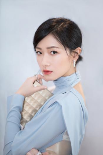 万茜OL装扮干练性感杂志写真图片第4张