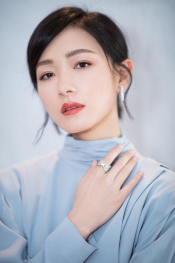万茜OL装扮干练性感杂志写真图片第5张