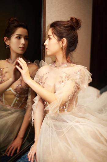 中国内地演员哈妮克孜唯美动人舞台照图片第2张