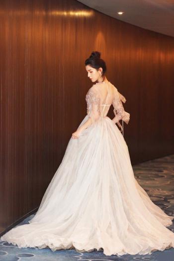 中国内地演员哈妮克孜唯美动人舞台照图片第6张