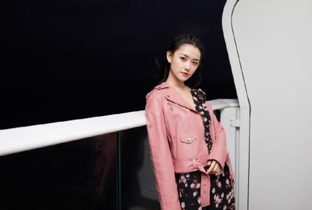 蒋依依仙气白裙清纯高清桌面壁纸第0张