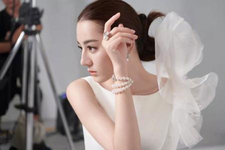 新疆乌鲁木齐美女演员迪丽热巴最新杂志写真图片第0张