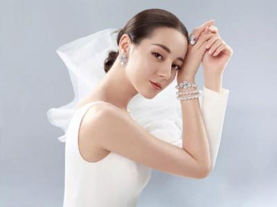 新疆乌鲁木齐美女演员迪丽热巴最新杂志写真图片第2张