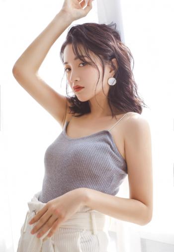 中国内地辽宁女节目主持人、演员包文婧性感诱人吊带私房写真照第1张
