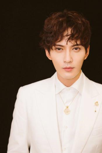 高清中国内地上海男演员徐正溪黑白西装帅气型男写真图片第1张