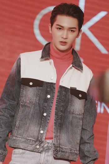 高清内陆男星朱正廷光影时尚杂志封面写真图片第4张