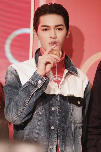高清内陆男星朱正廷光影时尚杂志封面写真图片第6张