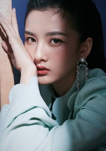 中国北京当代95后女演员小哪吒宋祖儿时尚清新写真桌面壁纸第2张