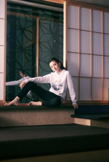 中国北京当代95后女演员小哪吒宋祖儿时尚清新写真桌面壁纸第3张