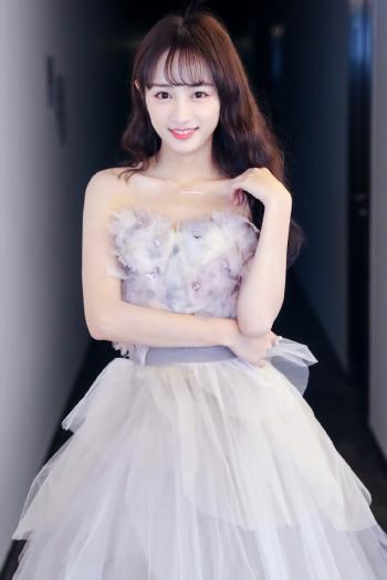 中国江苏南京,歌手、演员黄婷婷清新唯美自拍图片第2张