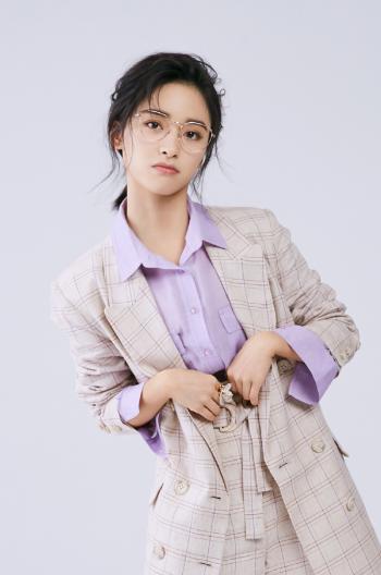 美女沈月图片 _ 第(1)张