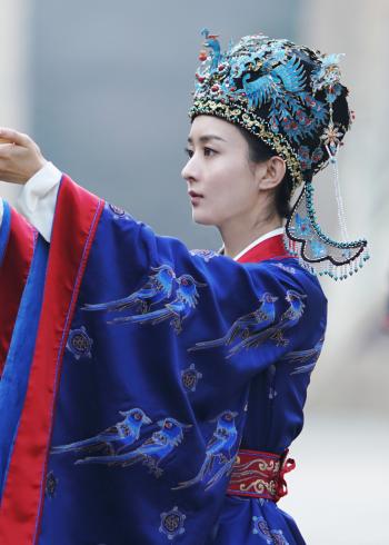 花儿与少年李菲儿青春派时尚写真手机壁纸第0张
