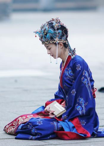 花儿与少年李菲儿青春派时尚写真手机壁纸第3张