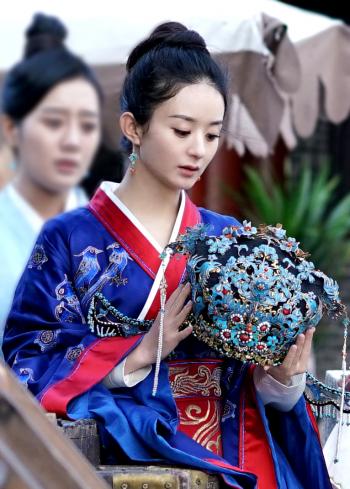 花儿与少年李菲儿青春派时尚写真手机壁纸第5张