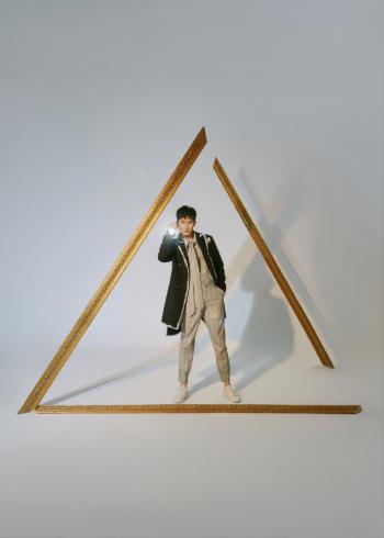 中国籍男歌手周觅慵懒时尚写真图片第3张