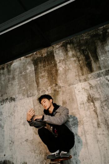 中国籍男歌手周觅儒雅高冷写真图片第2张