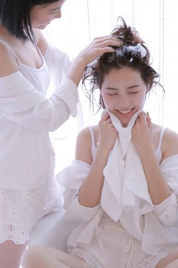 郑亨敦双胞胎女儿公开,像妻子一样可爱的美貌第1张