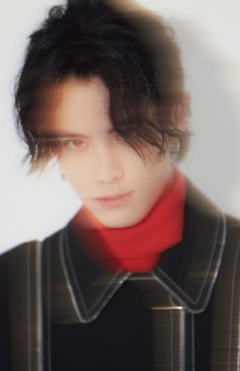 高清男性王鹤棣帅气不羁时尚写真图片第6张