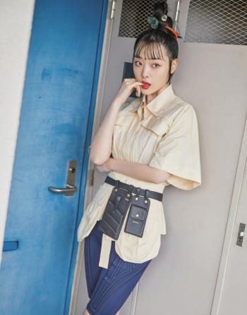 性感美女明星崔雪莉大胆车内自拍照图片第5张