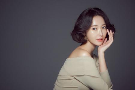 韩国首尔女演员模特高俊熙写真床上诱惑第2张