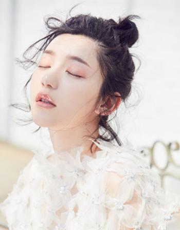 中国台湾流行乐女歌手、影视演员、平面模特郭雪芙玩性感居家写真露香肩锁骨图片第0张