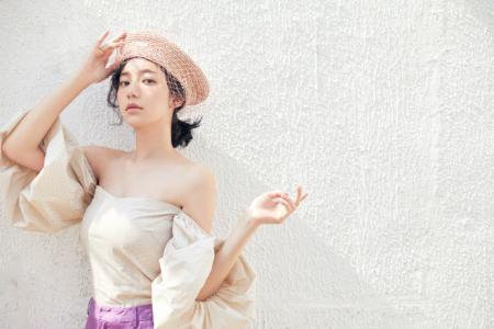 中国台湾流行乐女歌手、影视演员、平面模特郭雪芙玩性感居家写真露香肩锁骨图片第3张