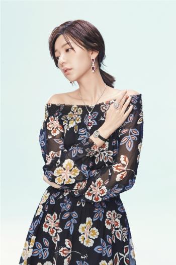 中国台湾流行乐女歌手、影视演员、平面模特郭雪芙玩性感居家写真露香肩锁骨图片第1张