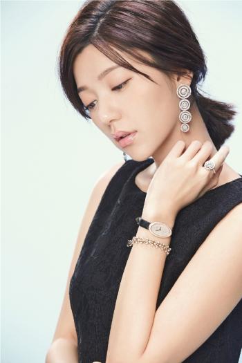 中国台湾流行乐女歌手、影视演员、平面模特郭雪芙玩性感居家写真露香肩锁骨图片第2张