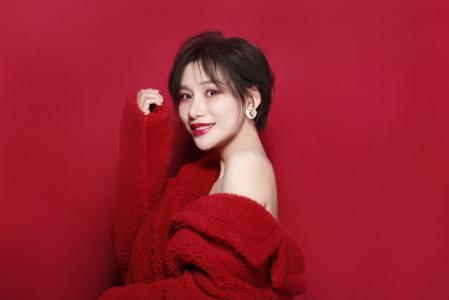 高清女星冯若绮红色性感靓丽写真图片第1张