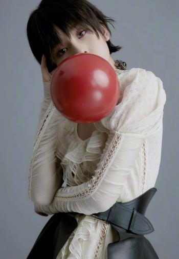 中国北京当代95后女演员小哪吒宋祖儿时尚清新写真桌面壁纸第3张