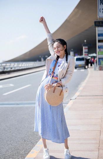 中国北京当代95后女演员宋祖儿清新时尚可爱写真图片桌面壁纸第0张