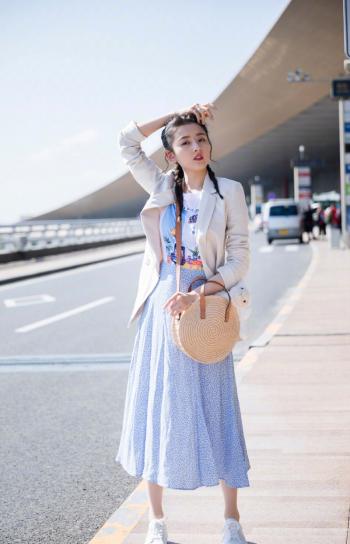 中国北京当代95后女演员宋祖儿清新时尚可爱写真图片桌面壁纸第3张