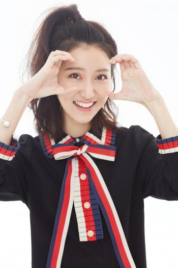 中国内地新生代演员童颜美女张鑫娇娇嫩诱惑私房写真第2张