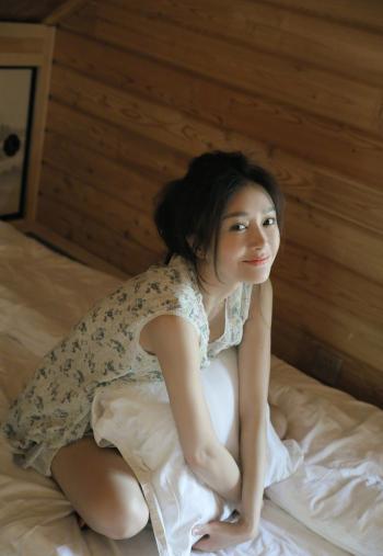 秦岚异国风情写真图片 性感红唇成熟妩媚第5张