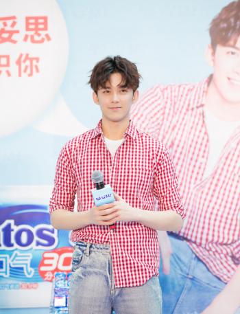 中国内地男演员吴磊酷帅有型写真桌面壁纸第2张