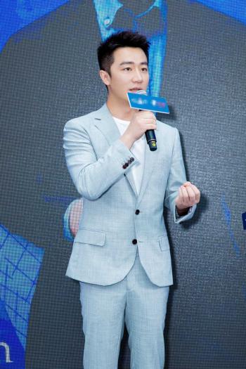 黄轩复古绅士范时尚杂志写真大片第2张