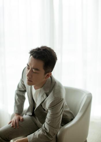 黄轩复古绅士范时尚杂志写真大片第6张