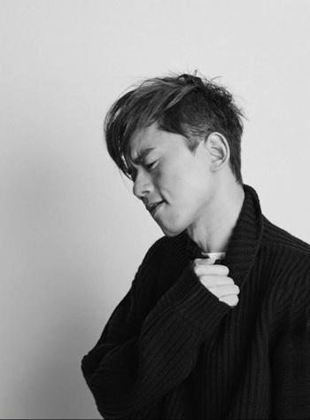 张杰黑白时尚硬照写真图片第4张