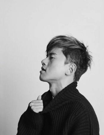 张杰黑白时尚硬照写真图片第5张