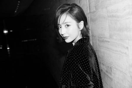 高清中国内地新疆伊犁影视女演员佟丽娅清纯性感写真图片第3张