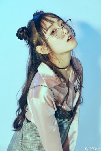 蒋依依仙气白裙清纯高清桌面壁纸第4张