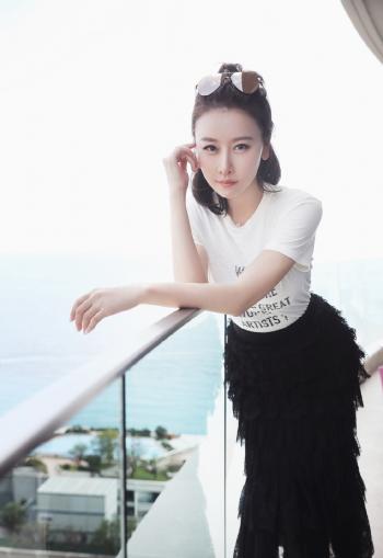性感女星毛俊杰西装冷艳造型性感写真第0张