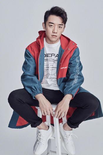 中国内地上海男演员郑恺休闲运动风时尚写真图片第0张