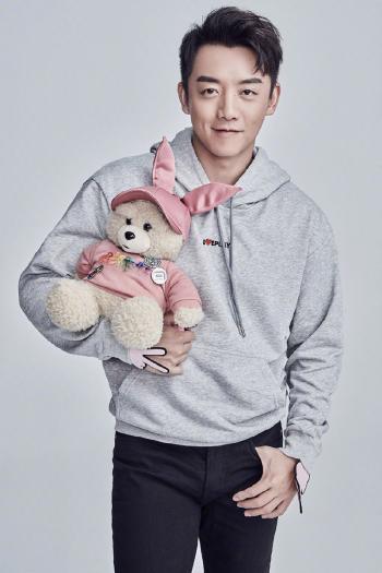 中国内地上海男演员郑恺休闲运动风时尚写真图片第2张