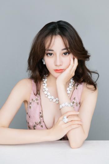 新疆乌鲁木齐美女演员迪丽热巴最新杂志写真图片第1张
