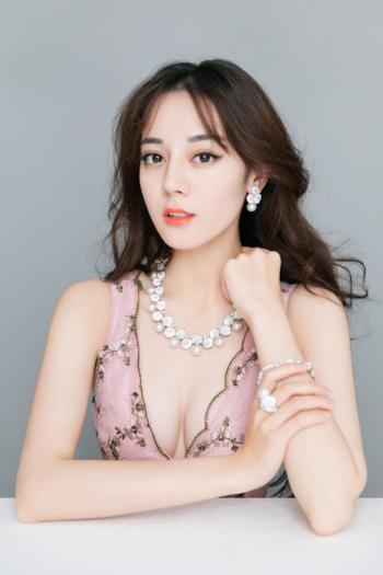 新疆乌鲁木齐美女演员迪丽热巴最新杂志写真图片第2张