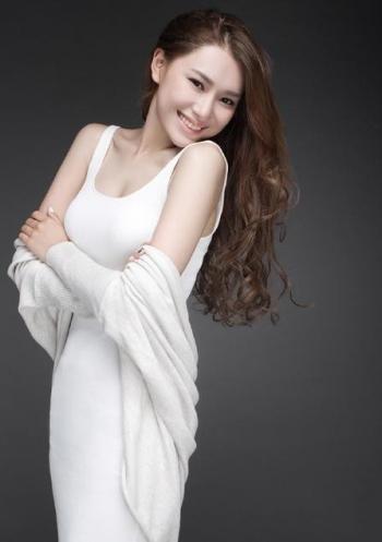 高清女星冯若绮红色性感靓丽写真图片第3张
